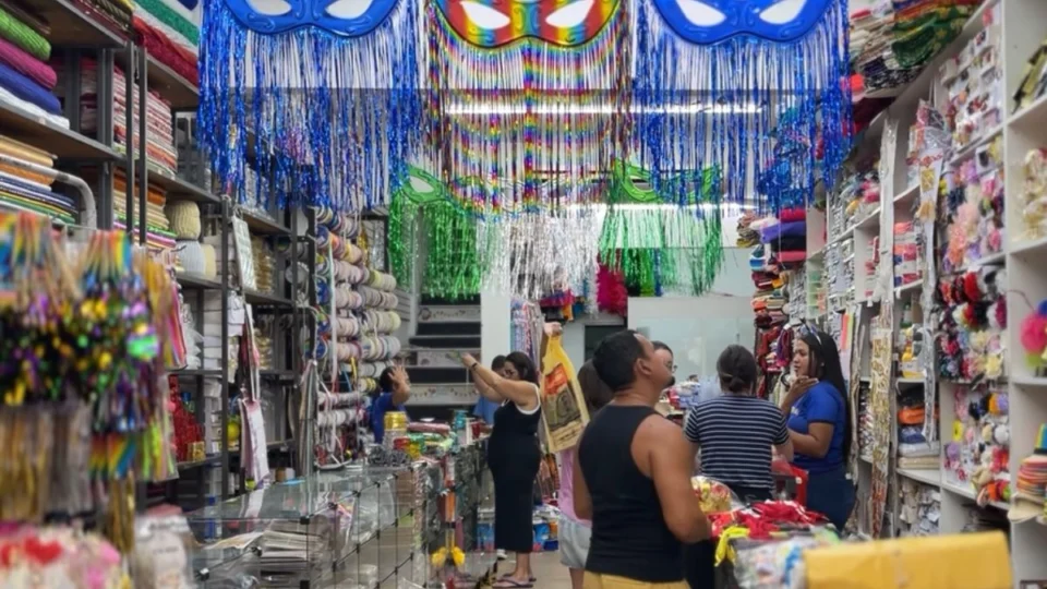 Comércio aposta no Carnaval e espera aumento nas vendas nos próximos dias