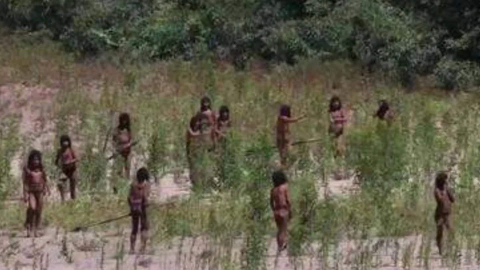 Imagens revelam encontro com tribo isolada na Amazônia.