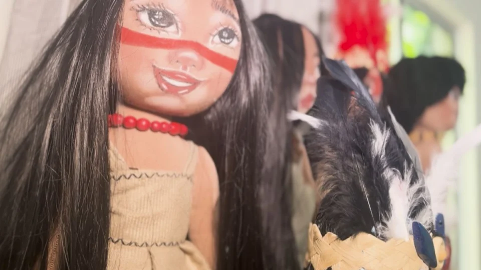 Artesã de Manaus cria bonecas com identidade amazônica