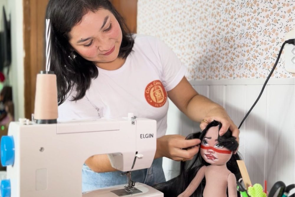 Artesanato que vira afeto: bonecas amazônicas transformam histórias, identidade e resistência em Manaus