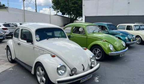 Ponta Negra vira palco de nostalgia com celebração do Dia Nacional do Fusca em Manaus