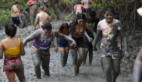 ‘Bloco Pretinhos do Mangue’ reúne multidão em Curuçá, no Pará, e reforça pauta ambiental no Carnaval 2026