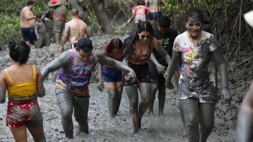 ‘Bloco Pretinhos do Mangue’ reúne multidão em Curuçá, no Pará, e reforça pauta ambiental no Carnaval 2026