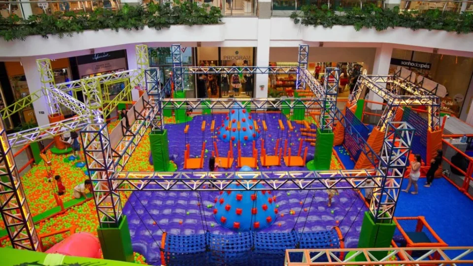 Parque inflável Arena Color Park está aberto ao público no Amazonas Shopping