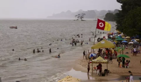 Chuva não espanta foliões e praias de Outeiro seguem movimentadas no Carnaval