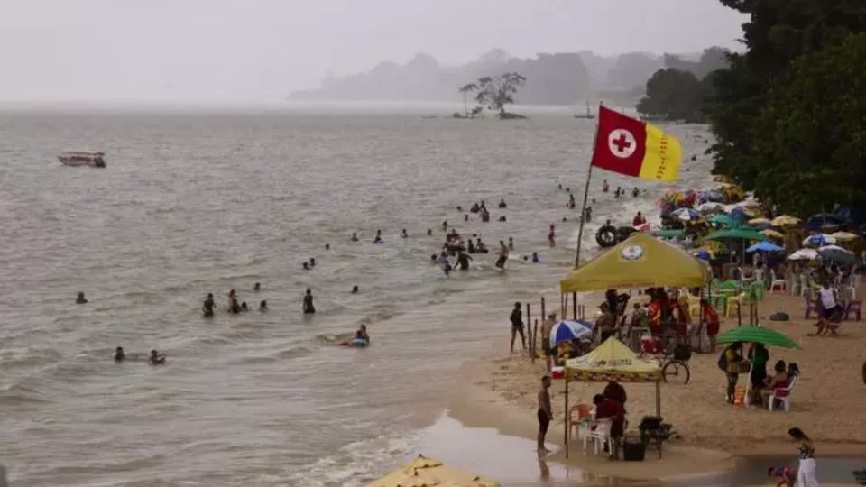 Chuva não espanta foliões e praias de Outeiro seguem movimentadas no Carnaval