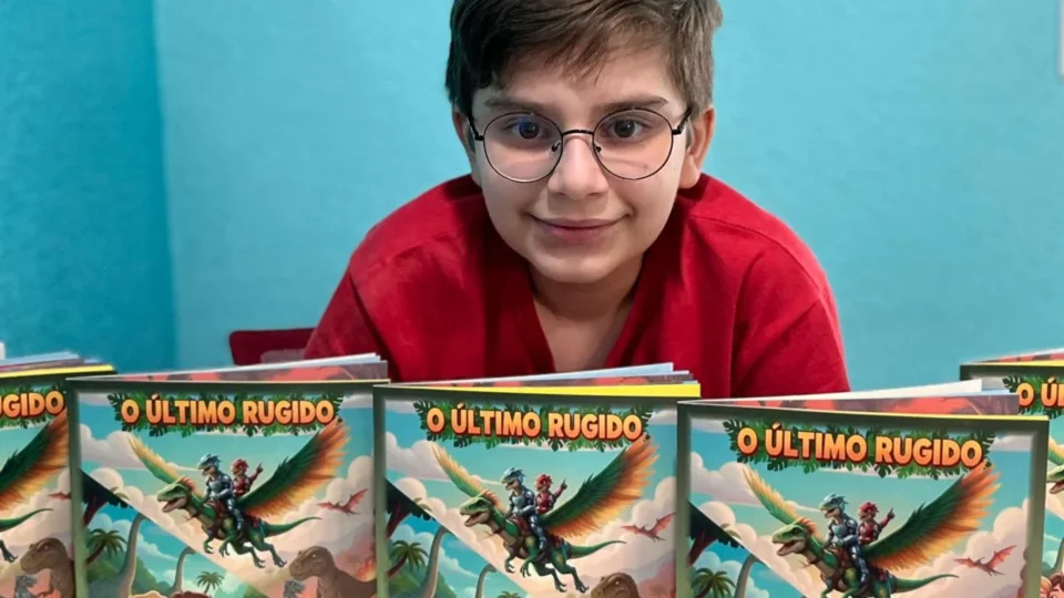 Estudante de Manaus transforma jogo sobre dinossauros em livro e lança obra em escola