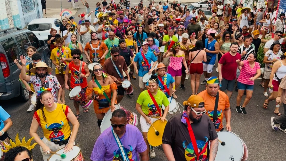 Público acompanha programação musical gratuita durante o Festa na Praça, realizado na praça de alimentação do shopping - Foto: Divulgação