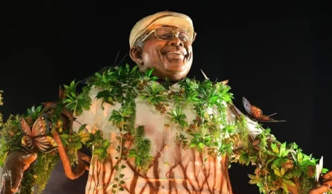 Mangueira exalta amapaense Mestre Sacaca e leva a força da Amazônia para Sapucaí