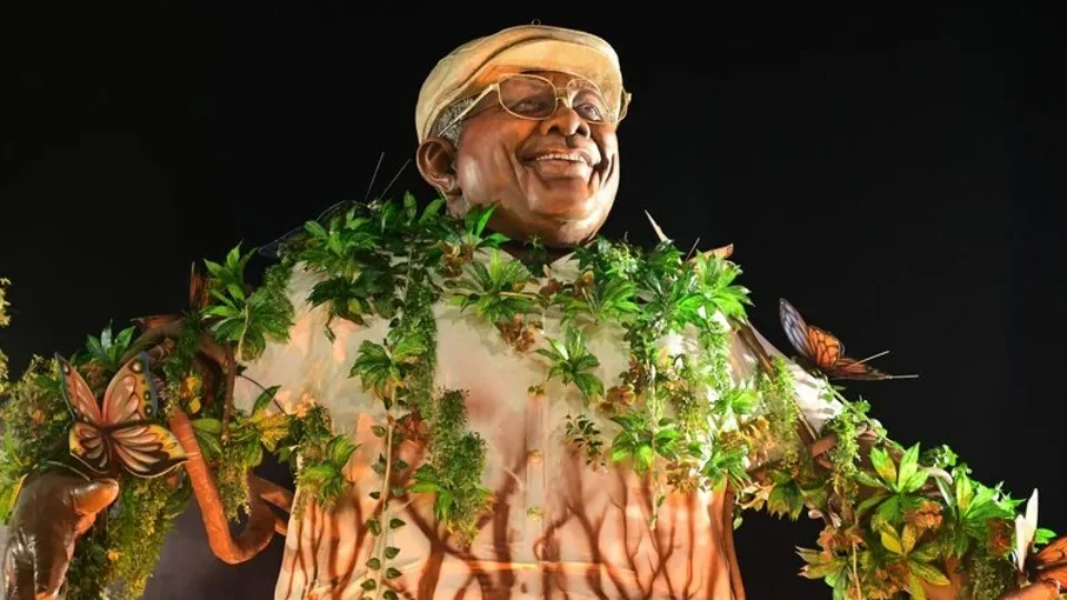 Mangueira exalta amapaense Mestre Sacaca e leva a força da Amazônia para Sapucaí