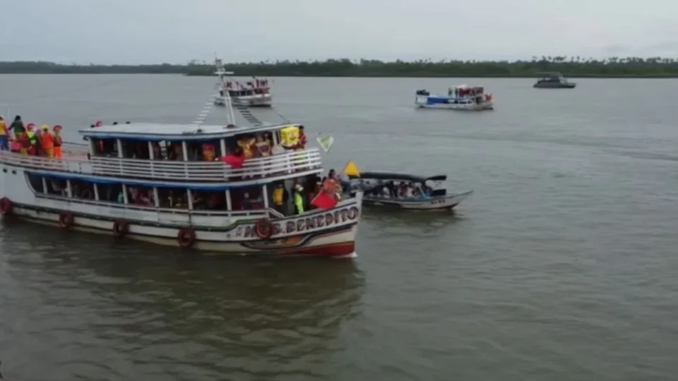 Carnaval das Águas transforma o rio Tocantins em avenida da folia em Cametá