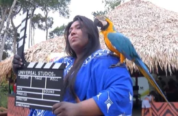 Mulher Kokama transforma arte, música e cinema em ferramentas de resistência na Amazônia