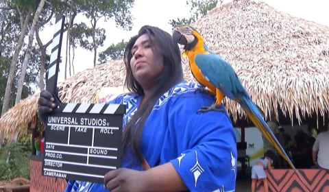 Mulher Kokama transforma arte, música e cinema em ferramentas de resistência na Amazônia