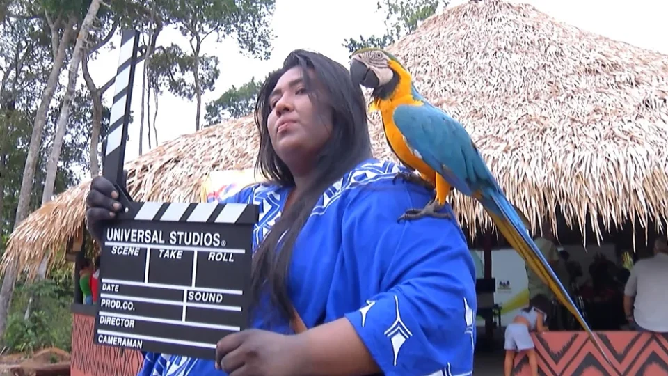 Mulher Kokama transforma arte, música e cinema em ferramentas de resistência na Amazônia