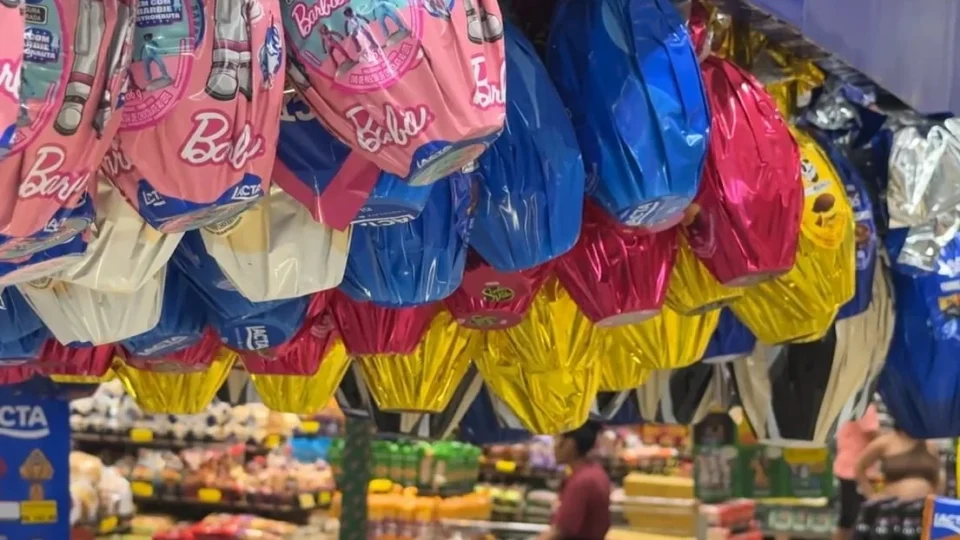 Consumidores pesquisam preços e adaptam compras para a Páscoa diante da alta do chocolate