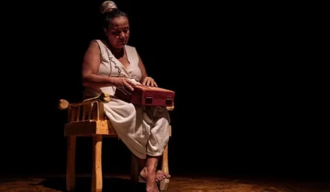 Carta aos meus ossos: atriz cria espetáculo a partir de experiência com o próprio corpo