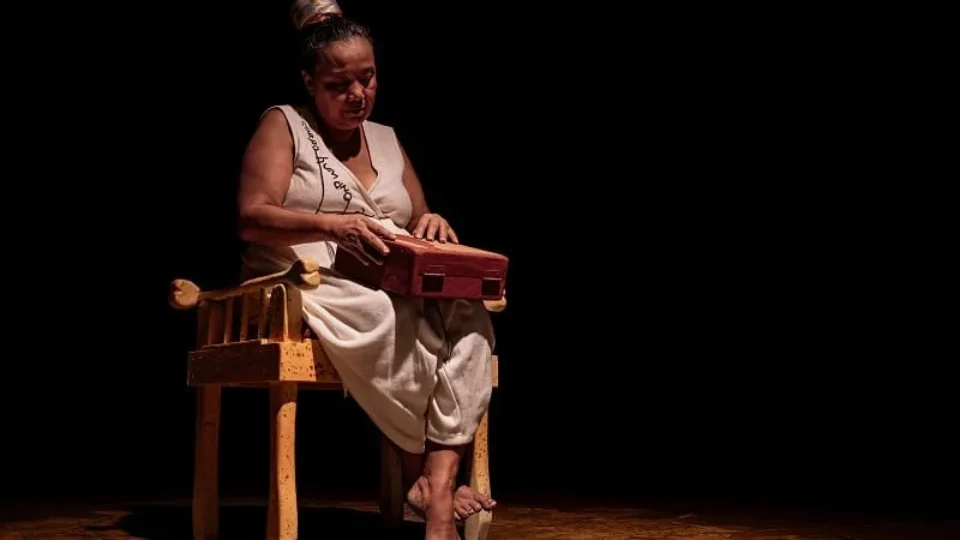 Carta aos meus ossos: atriz cria espetáculo a partir de experiência com o próprio corpo