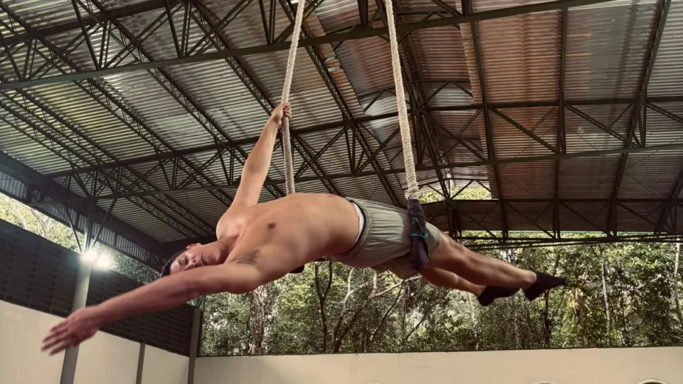 Klindson Cruz retorna a Manaus com ‘Manifesto’ e leva arte, memória e urgência ambiental à cena