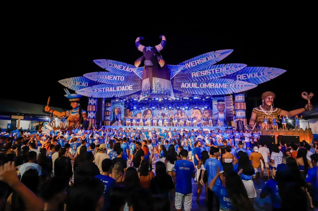 Torcedores e integrantes do Boi Caprichoso participam do Rufar do Tambor no Curral Zeca Xibelão, em Parintins - Foto: Torcedores e integrantes do Boi Caprichoso participam do Rufar do Tambor no Curral Zeca Xibelão, em Parintins - Foto: Michel Amazonas 