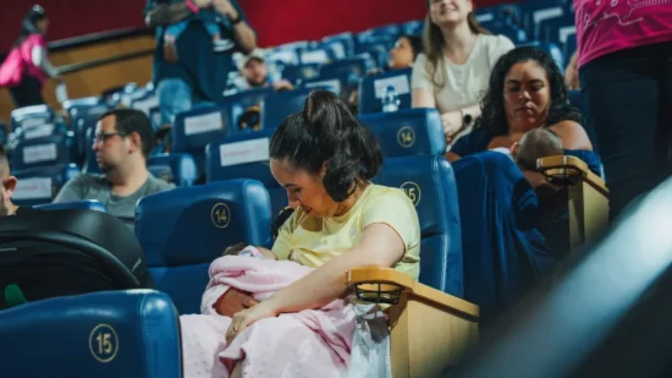 CineMaterna promove sessão especial de cinema para famílias com bebês em Manaus