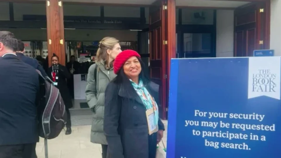 Em Londres, escritora roraimense participa do London Book Fair e conquista duas honrarias