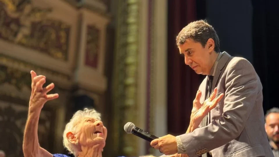Pianista Jerusa Mustafa recebe homenagem em um concerto no Teatro Amazonas; veja vídeo