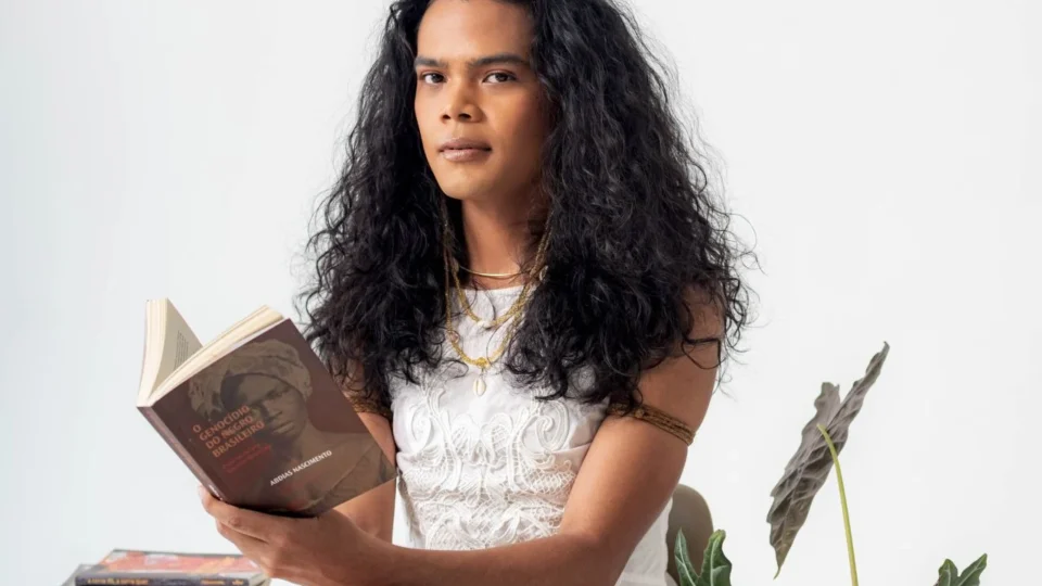 Pioneirismo na Amazônia: atriz e pesquisadora trans defende dissertação histórica na UFAM