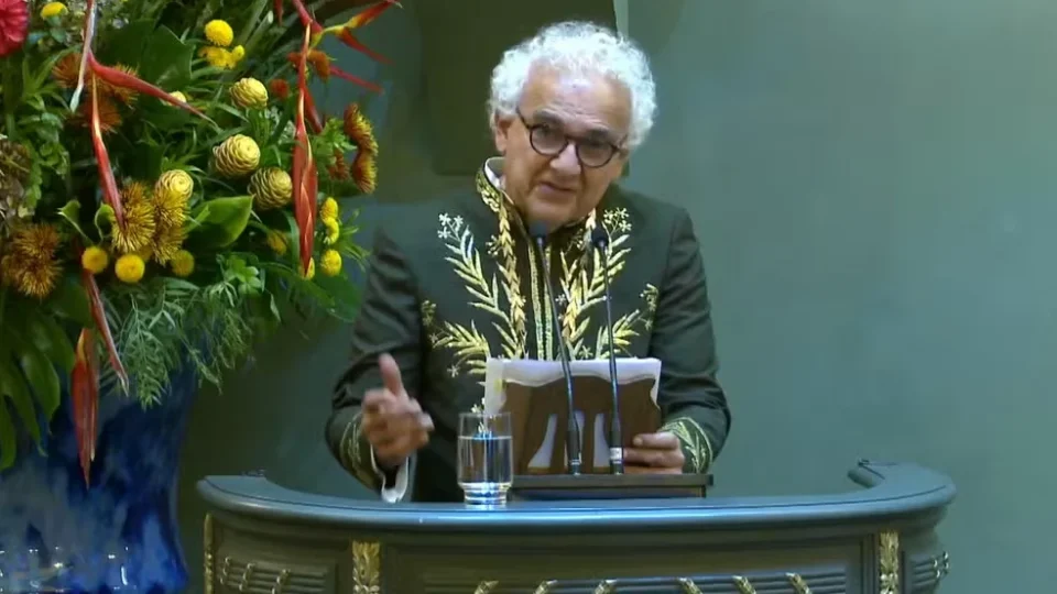 Consagração: Milton Hatoum toma posse na ABL