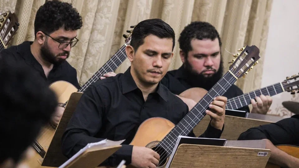 Orquestra de Violões faz concerto gratuito em Manaus