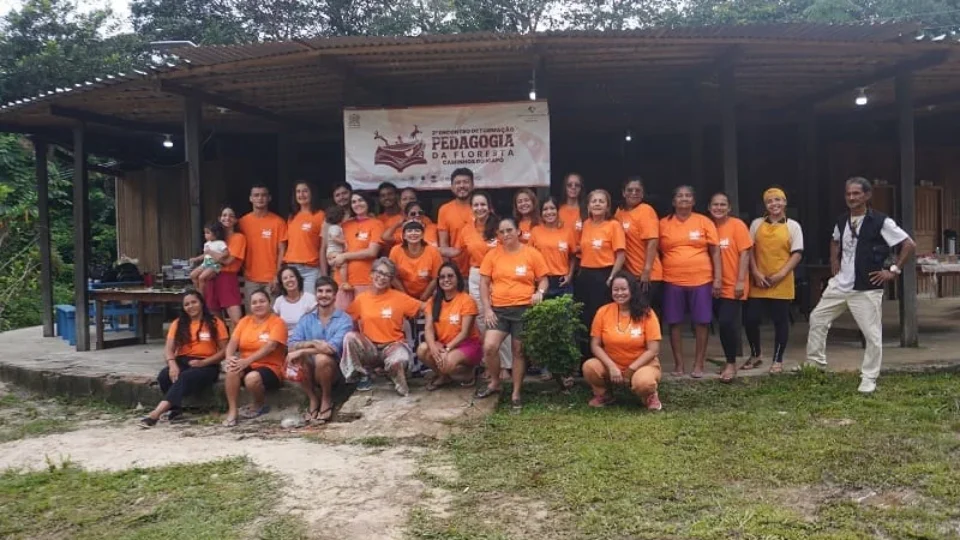 Escola no Amazonas transforma floresta em sala de aula