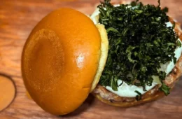Dia Mundial do Hambúrguer ganha sabor amazônico com versão suína