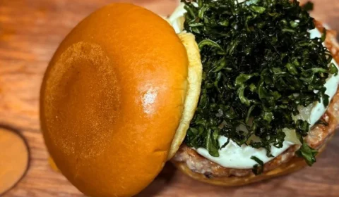 Dia Mundial do Hambúrguer ganha sabor amazônico com versão suína