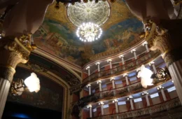 Teatro Amazonas e outros espaços culturais têm horários alterados no feriado