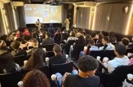 Cinema itinerante leva sessões gratuitas com pipoca e refrigerante para moradores de Manaus