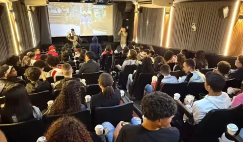 Cinema itinerante leva sessões gratuitas com pipoca e refrigerante para moradores de Manaus