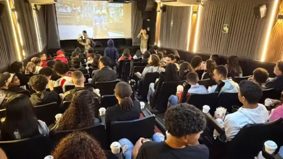 Cinema itinerante leva sessões gratuitas com pipoca e refrigerante para moradores de Manaus