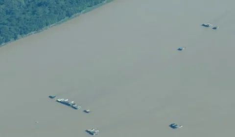 Mesmo após ofensivas federais, imagens flagram retorno de balsas de garimpo ilegal ao Rio Madeira