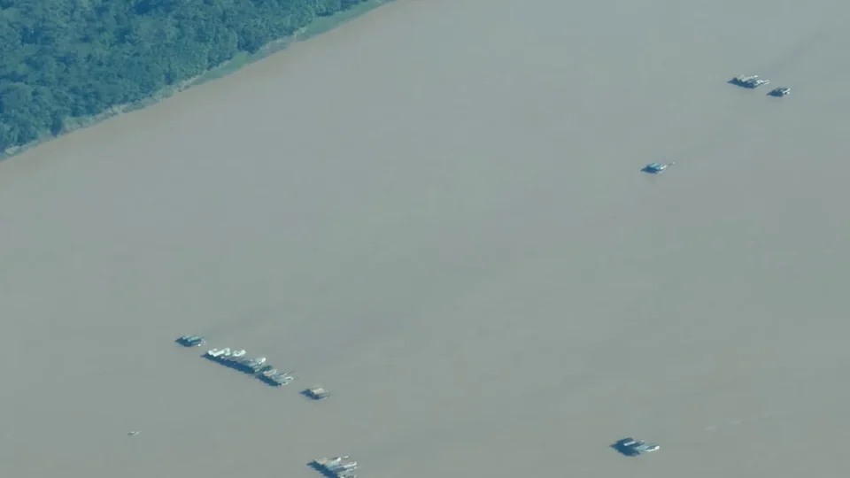 Mesmo após ofensivas federais, imagens flagram retorno de balsas de garimpo ilegal ao Rio Madeira