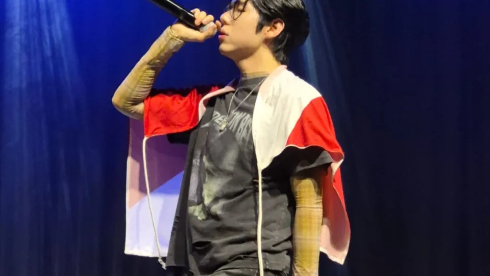 Gaho, voz de “Itaewon Class”, surpreende fãs ao cantar no meio da plateia em Belém