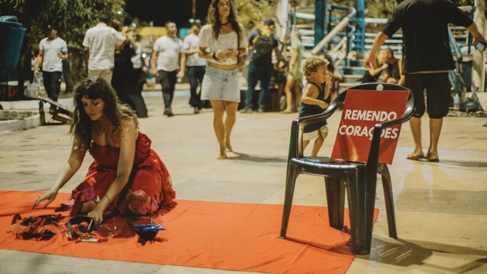 Performance “Remendo Corações” transforma escolas públicas de Manaus em espaços de escuta e criação coletiva