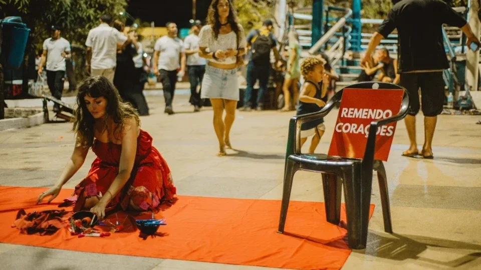 ARTE QUE TRANSFORMA: performance leva escuta, afeto e criação coletiva para escolas de Manaus