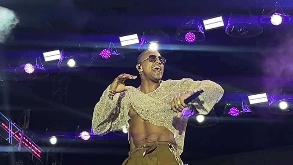 EXPLODIU: Léo Santana leva multidão à abertura da Expofeira