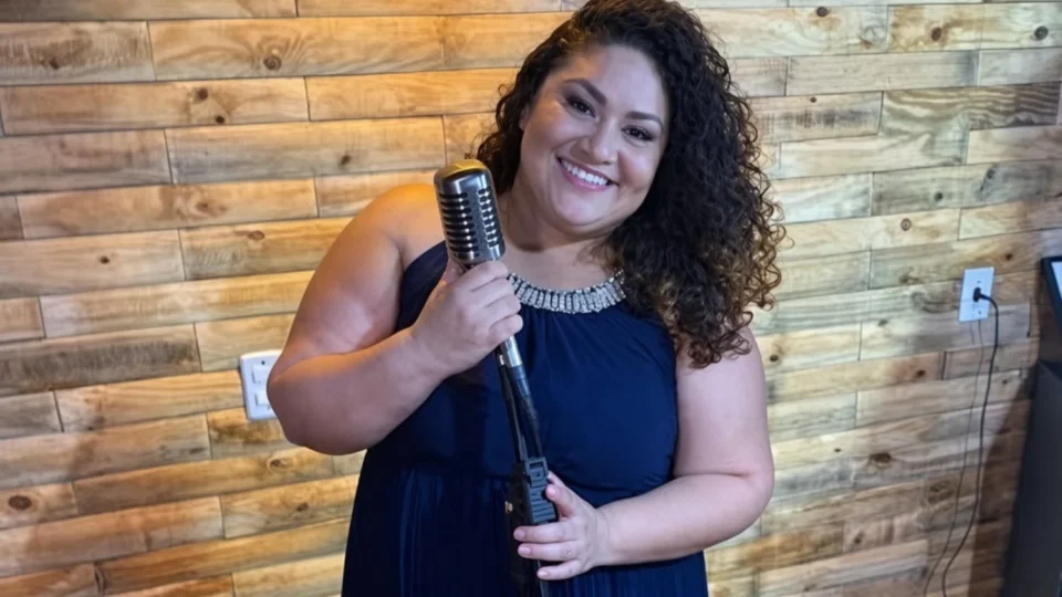 Cantora amazonense Fernanda Sena marca nova fase da carreira com o show “Cabocla da Gema” em Manaus