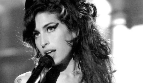 DE VOLTA À AMY: Fefa Carmin faz tributo à cantora em Manaus