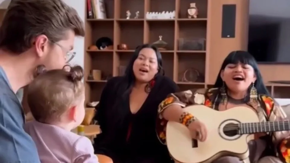 ANCESTRALIDADE VIVA: artistas indígenas do Acre se apresentam para filha de Klebber Toledo e Camila Queiroz
