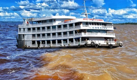 A Bordo com a Rainha reúne bolero, beiradão, arrocha e brega em passeio musical pelo Rio Negro