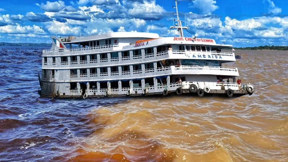 A Bordo com a Rainha reúne bolero, beiradão, arrocha e brega em passeio musical pelo Rio Negro