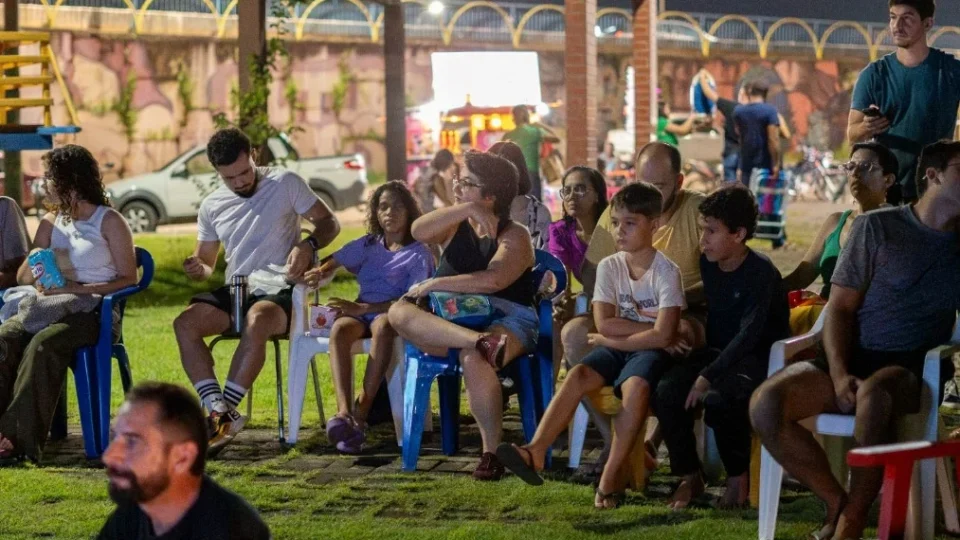 Cinema ao ar livre leva curtas-metragens a praças e bairros de Ji-Paraná