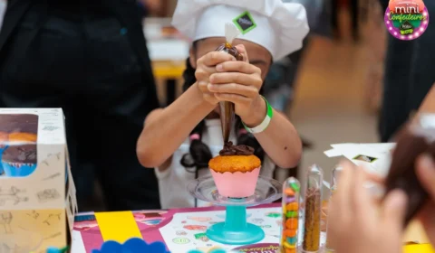 No Dia das Crianças, supermercado promove oficina de hambúrguer no Chef Kids