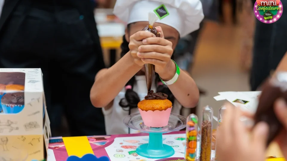 No Dia das Crianças, supermercado promove oficina de hambúrguer no Chef Kids